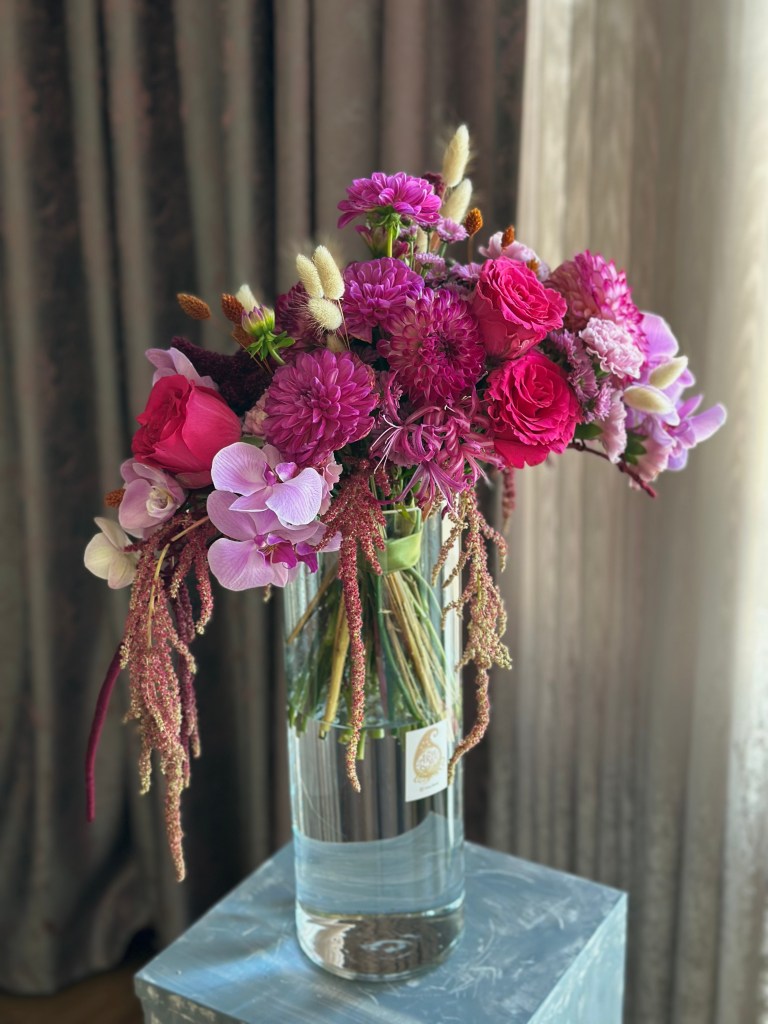 گل آرایی هفتگی مناسب دفاتر، هتل ها و مکان های عمومی، طراحی شده توسط آرزو. پاک فر مدیر آرزو فلوریست